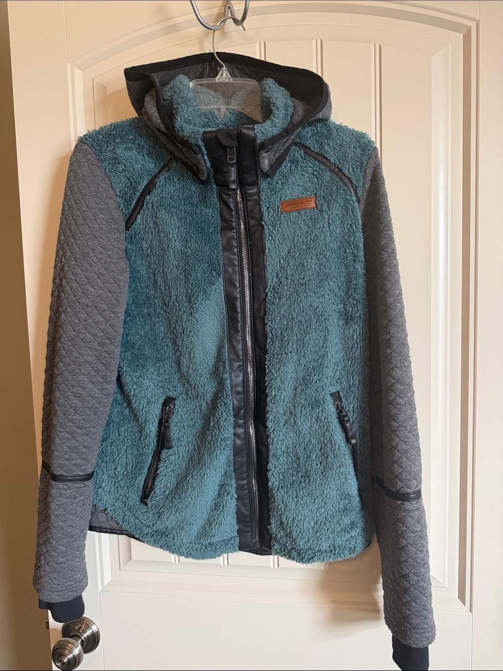 Obermeyer Women's stela fleece Hooded Jacket with Gray Quilted Sleeves